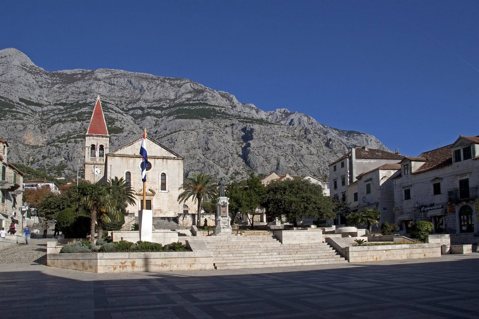 Old town and Kačić Square · 1.9 km