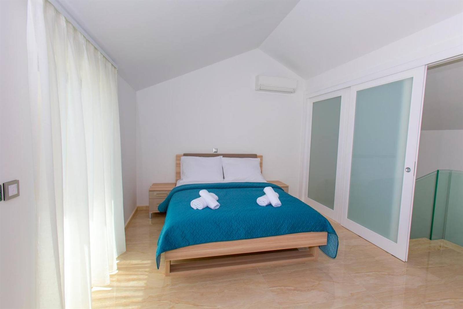 Luxury Aparthotel: bedroom with a double bed and air conditioning